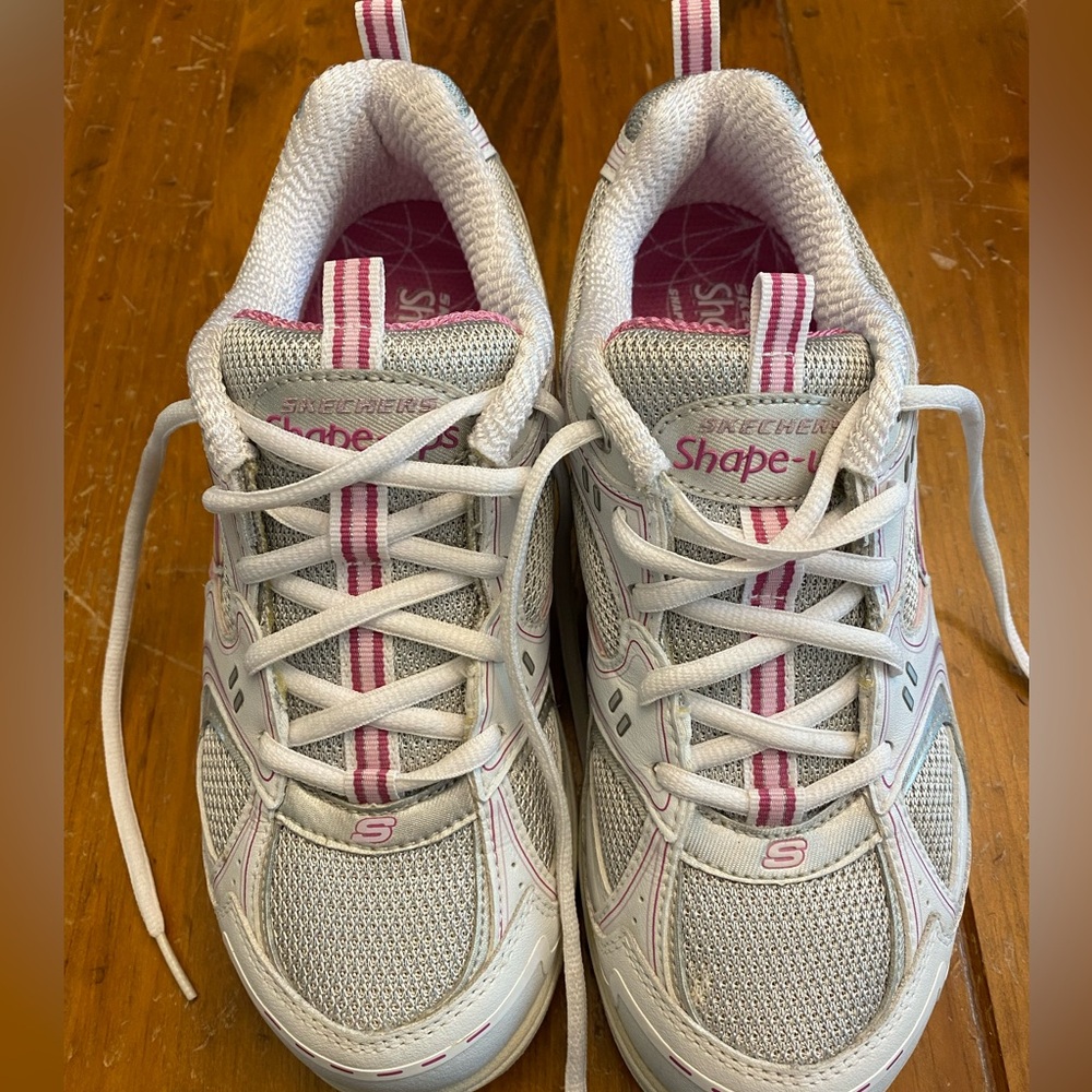 SKECHERS SHAPE-UPS WOMENS US 7 WALKING WHITE SNEAKERS TONING FITNESS